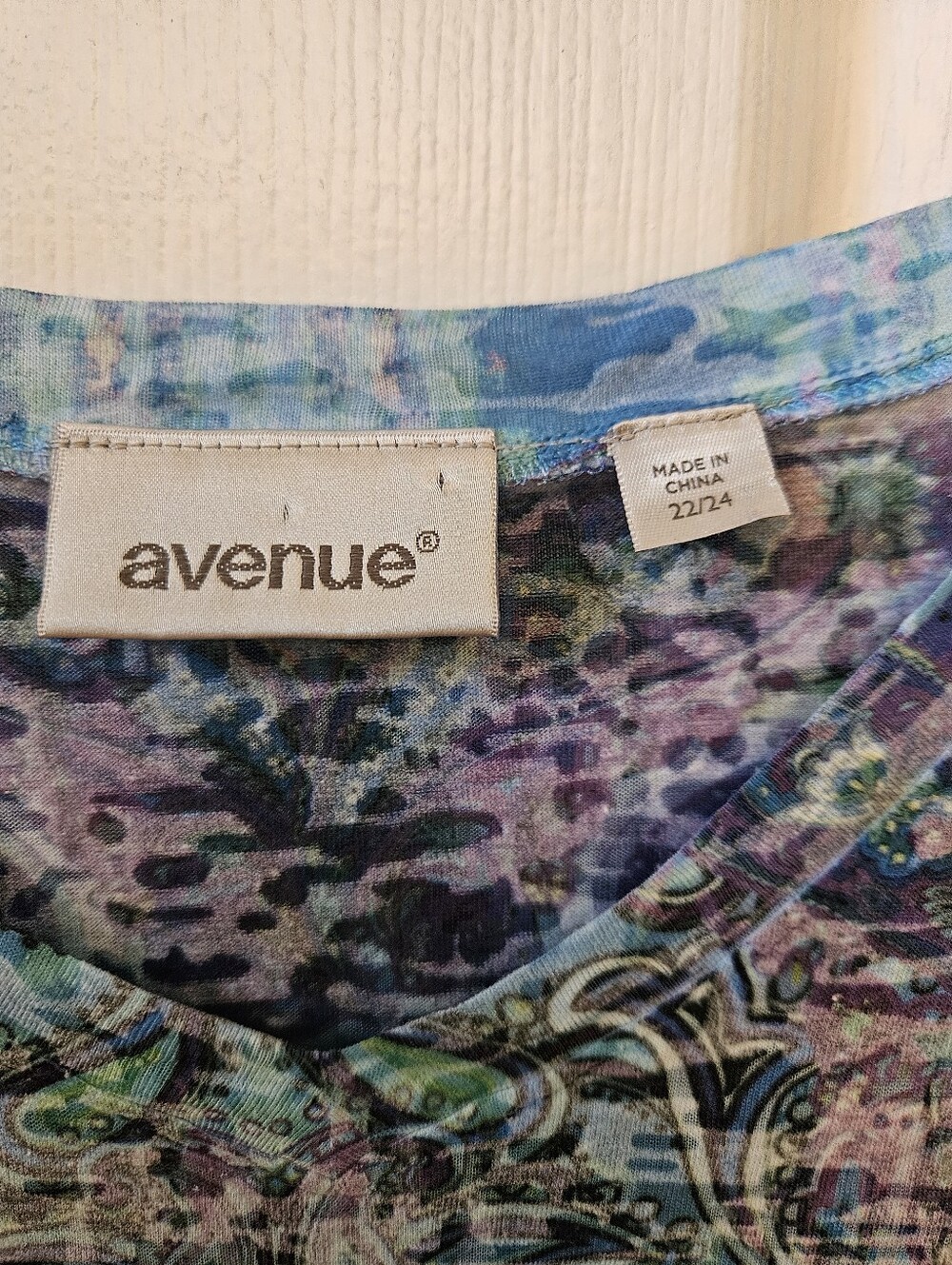 Avenue 22/24 V-Neck 3/4 Sleeve Lightweight Blouse with Shiny Details on Front - Picture 4 of 4